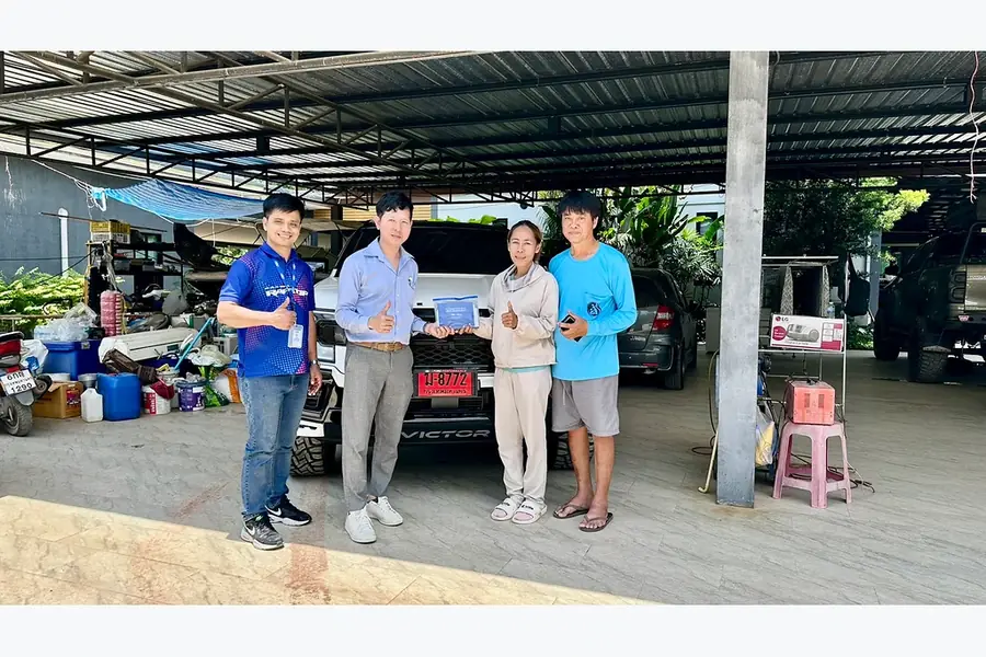 ลูกค้ารับมอบรถ Ford กับคุณซีนและทีมงานฟอร์ดพระนครรังสิต ภาพส่งมอบที่ 14
