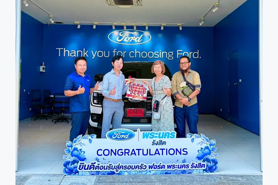 ลูกค้ารับมอบรถ Ford กับคุณซีนและทีมงานฟอร์ดพระนครรังสิต ภาพส่งมอบที่ 15