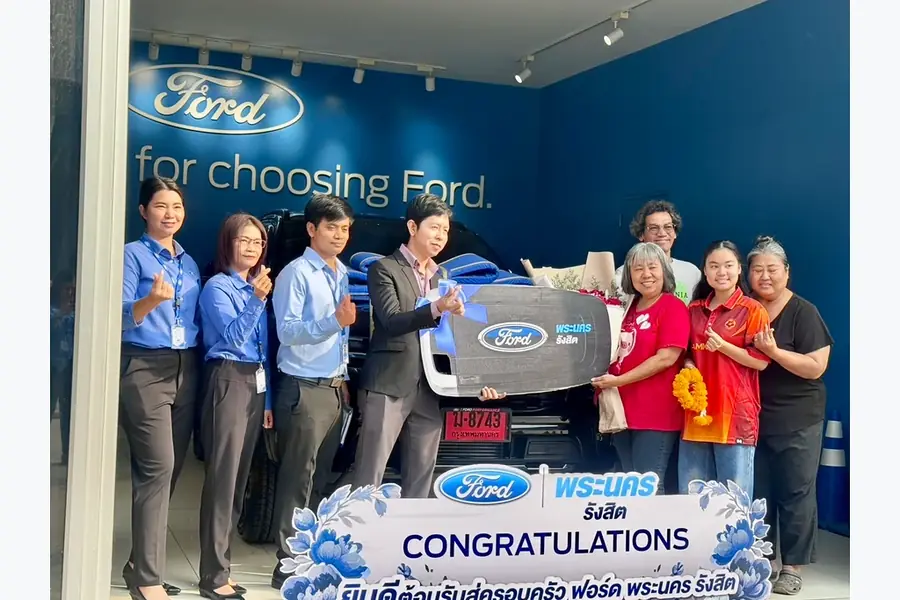 ลูกค้ารับมอบรถ Ford กับคุณซีนและทีมงานฟอร์ดพระนครรังสิต ภาพส่งมอบที่ 16