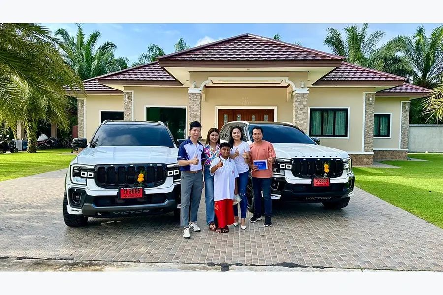ลูกค้ารับมอบรถ Ford กับคุณซีนและทีมงานฟอร์ดพระนครรังสิต ภาพส่งมอบที่ 17