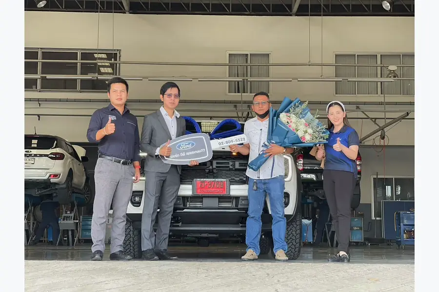 ลูกค้ารับมอบรถ Ford กับคุณซีนและทีมงานฟอร์ดพระนครรังสิต ภาพส่งมอบที่ 18