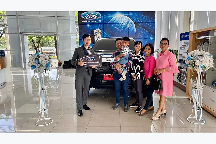 ลูกค้ารับมอบรถ Ford กับคุณซีนและทีมงานฟอร์ดพระนครรังสิต ภาพส่งมอบที่ 19