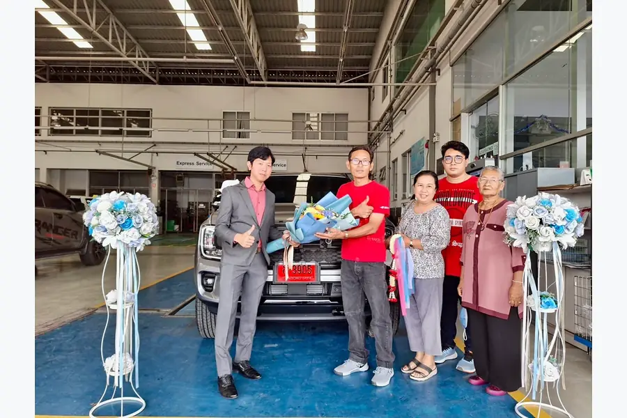 ลูกค้ารับมอบรถ Ford กับคุณซีนและทีมงานฟอร์ดพระนครรังสิต ภาพส่งมอบที่ 20
