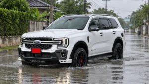 ขับรถลุยน้ำท่วมอย่างปลอดภัย Ford Everest บนถนนน้ำขังตื้น